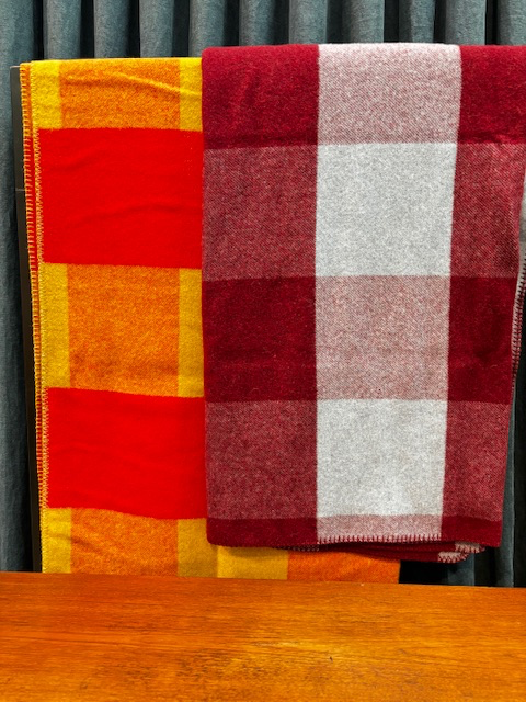 Couverture en laine à carreaux rouge ou bleu