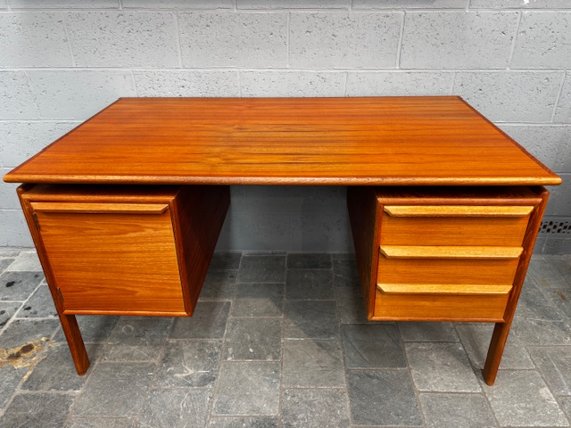 Bureau années 60, 2 colonnes 129x74xH72cm