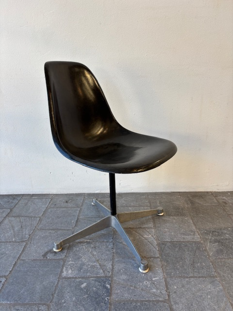 Chaise de bureau en fibre de Charles et Ray Eames