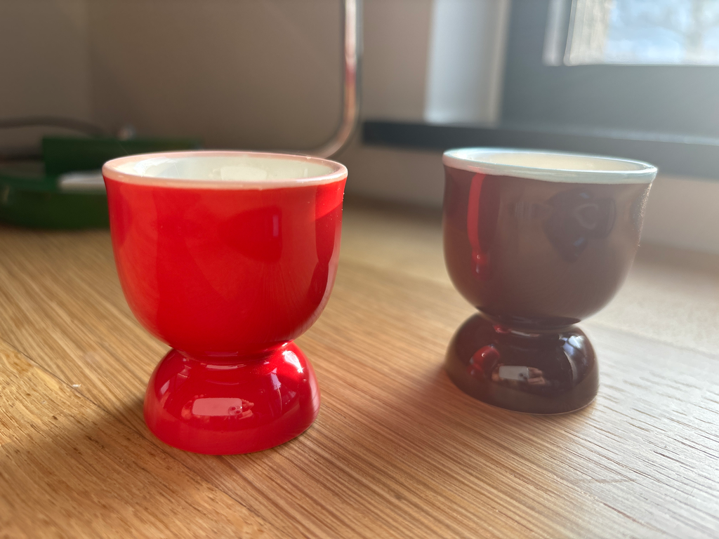 Coquetier en céramique bord de couleur