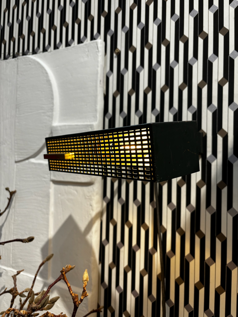 Applique perforé grise bras doré