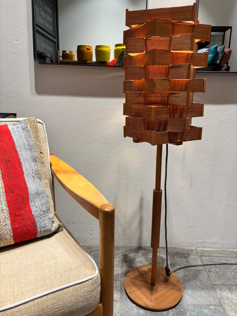 Lampe en bois ajourée 