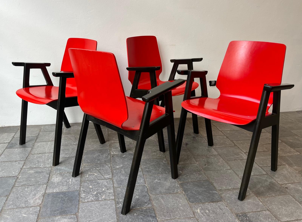 4 chaises rouges et noires