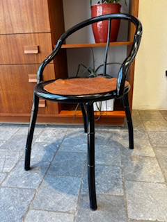 Chaise effet bois en métal assise cuir