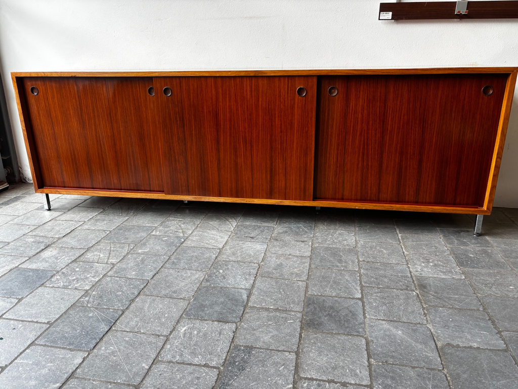 Longue enfilade poignées rondes incrustées pieds chromés 240x48xH79cm 