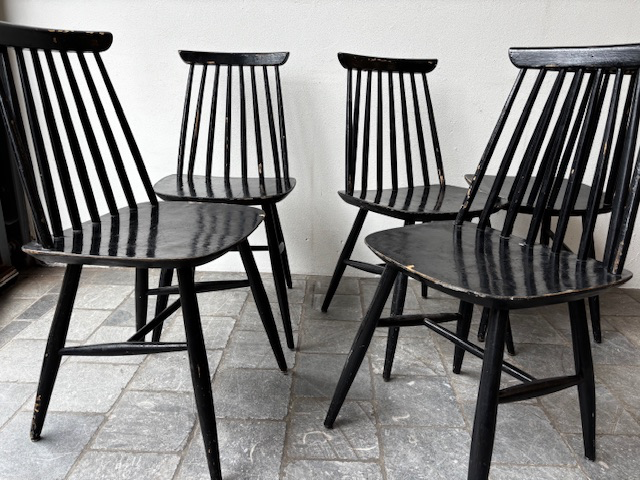 5 chaises à barreaux noires 