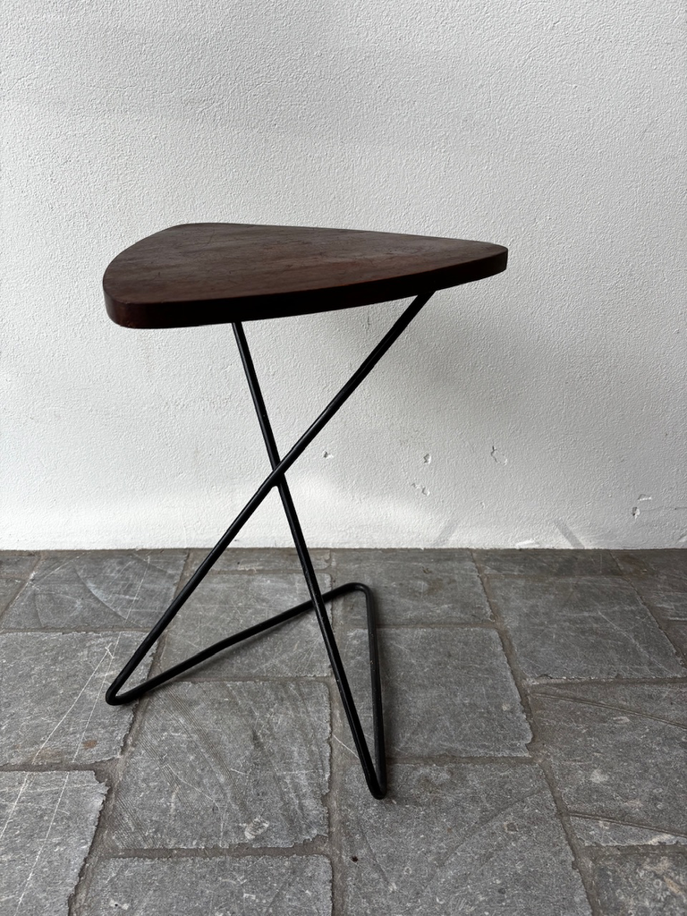 Table d'appoint triangulaire piètement croisé métal