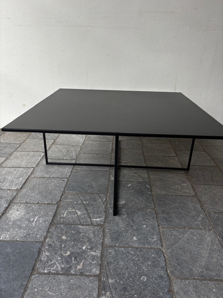Table basse carrée en métal noir