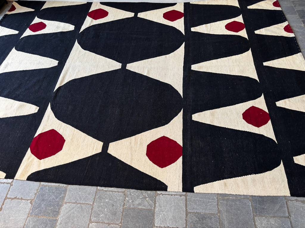 Tapis grosse boule noir bleu marine rouge kilim fait main 342x279