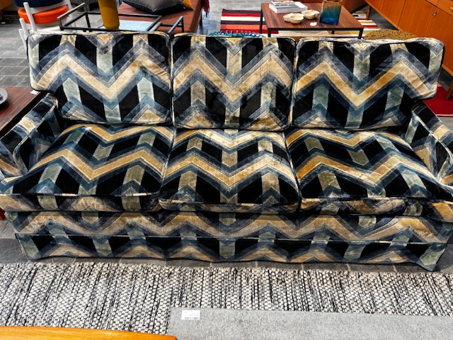 Canapé 3 places de Gerard Guermonprez tissu velours italien 185x86x H assisse44cm