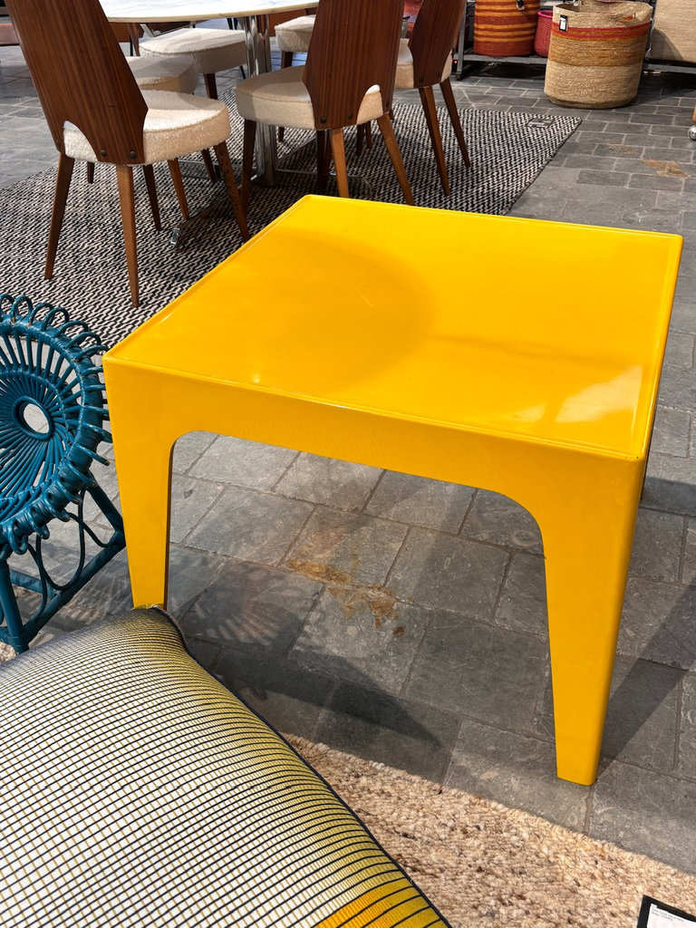 Table jaune laqué années 80  70x69xH75cm