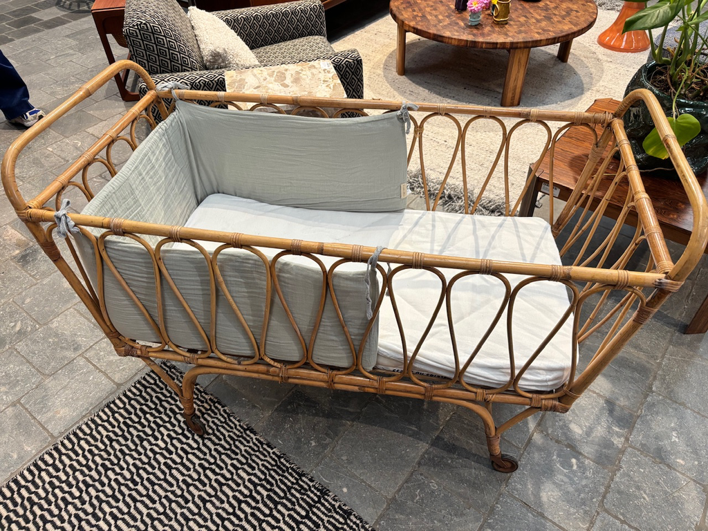 Lit berceau en rotin avec matelas et tour de lit