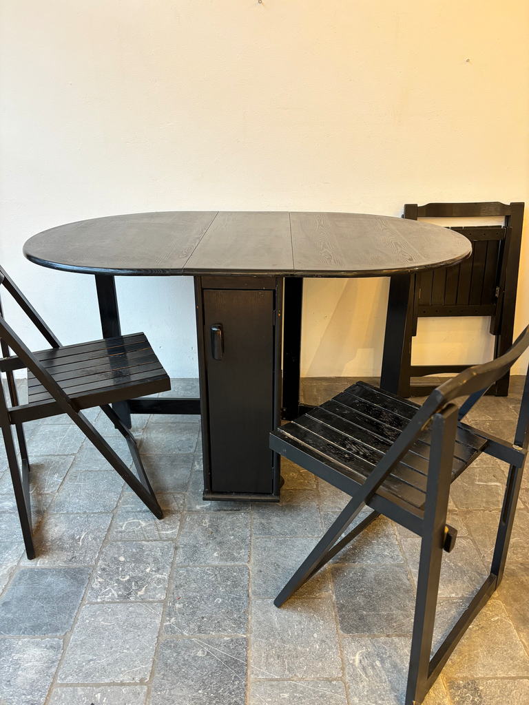 Table rabattable avec 3 chaises noires de Aldo Jacober 135x86x H75cm 