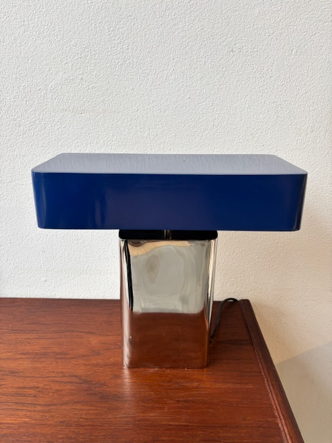 Lampe chrome et bleu roi