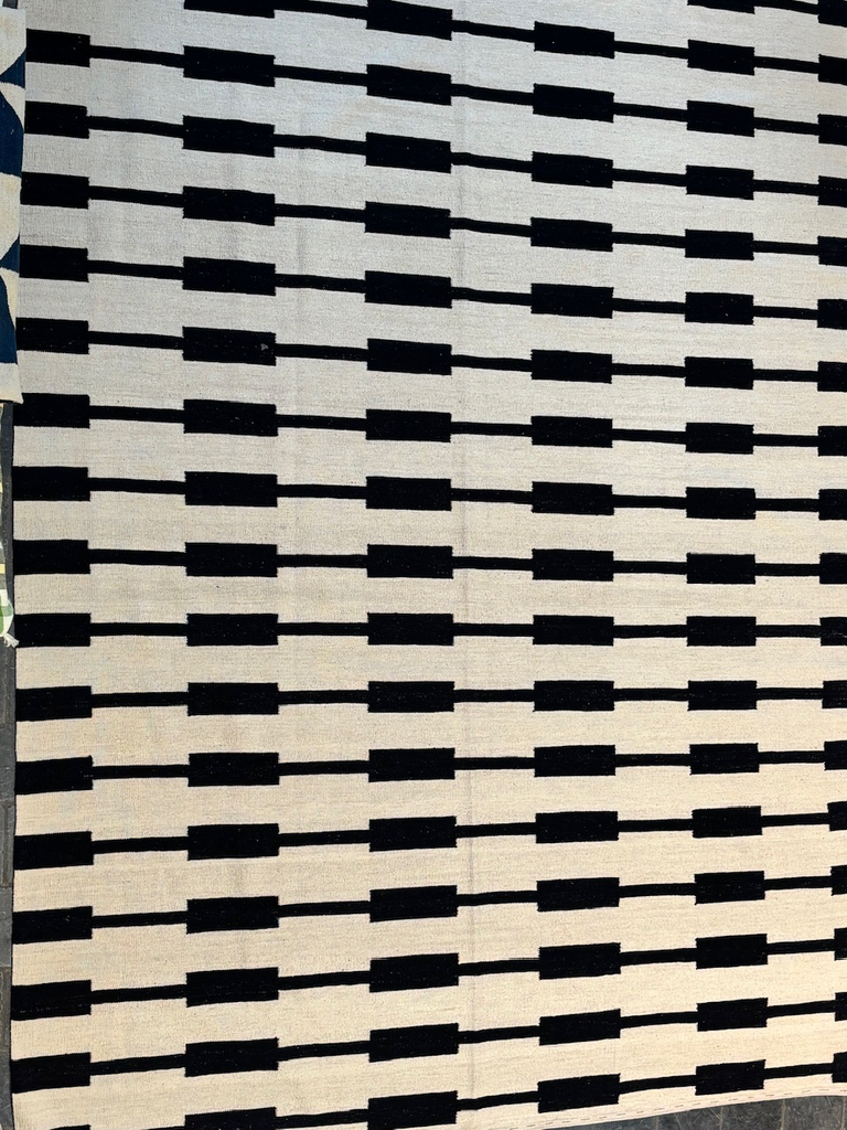Tapis kilim fait main écru et noir traits 358x246