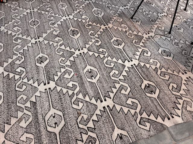 Tapis kilim zigzag gris 284x205
