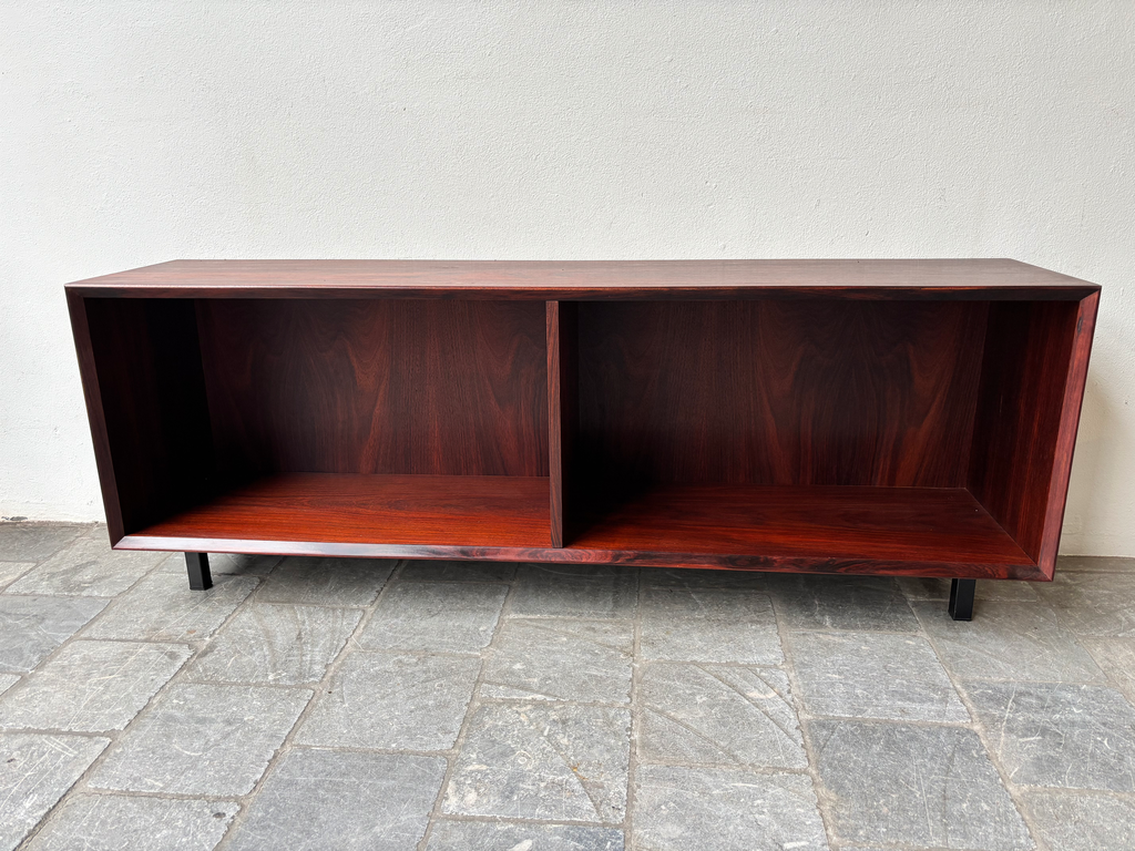 Meuble ouvert en palissandre pieds métal 135x30xh50