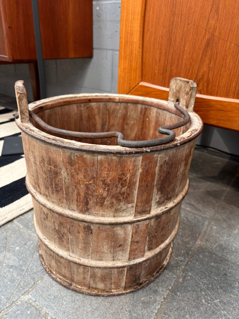 Seau ancien en bois cerclé de vendange