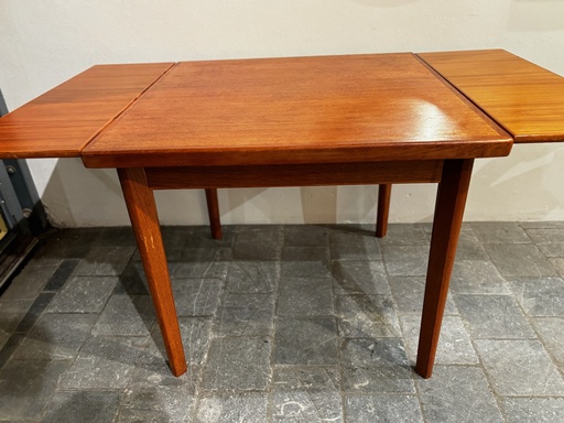 Table carrée (+ 2 allonges de 30cm) 85x85xh73cm