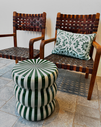 Paire de fauteuils sanglés cuir