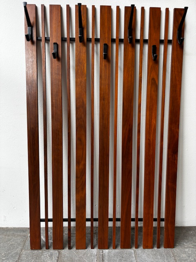 Porte manteaux vintage sur lattis bois teck