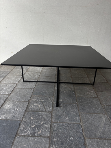 Table basse carrée en métal noir