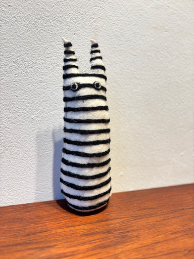 THE CURIOUS bonhomme lignes noir et blanc, laine