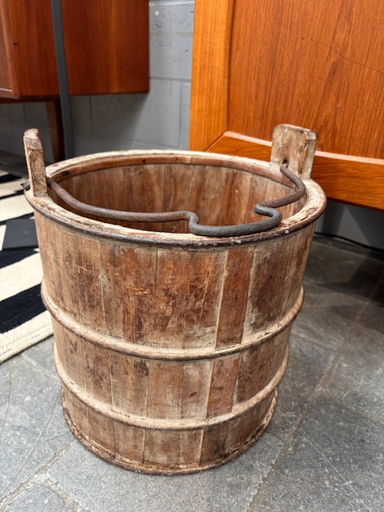 Seau ancien en bois cerclé de vendange